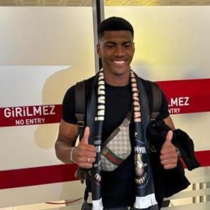 Trabzonspor'un 3. transferi şehre geldi! Fatih Tekke'ye &ouml;vg&uuml;