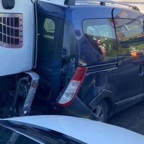 Yavaşlayan trafik felaketi getirdi: 6 araç karayolunda birbirine girdi