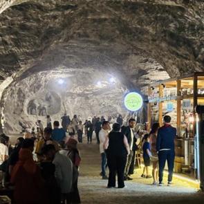 150 metre derinde devasa bir şehir: Şifa arayan buraya geliyor