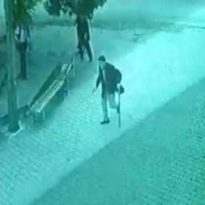 Bir elde baston, diğer elde silah... 93 yaşındaki adam köyü birbirine kattı: Yaralılar var