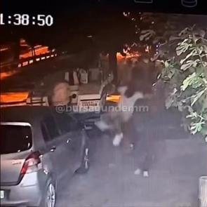 Bursa'da sokak terörü: Park halindeki arabaya zarar veren şehir eşkıyası pes dedirtti