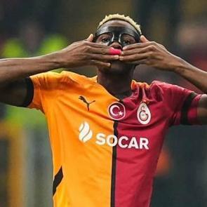 Napoli taraftarları Osimhen i&ccedil;in ayaklandı! Galatasaray s&uuml;reyle yarışıyor