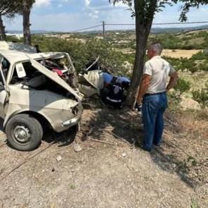 Otomobil ağaca çarptı: 1 ölü 4 yaralı