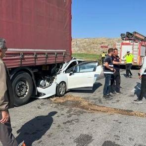 Otomobil, park halindeki TIR'a çarptı: 1 ölü, 5 yaralı