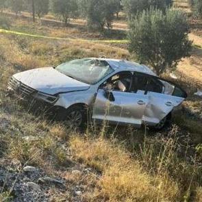 Otomobil zeytin bahçesine uçtu: Baba öldü, eşi ve çocukları yaralandı