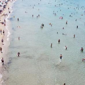 Sıcaktan bunalanlar akın etti! Sahiller doldu taştı