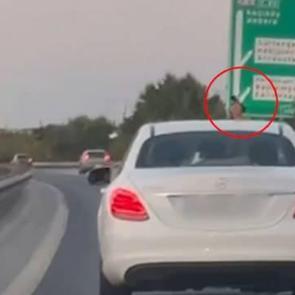 Trafikte dehşete düşüren görüntü: Havaya ateş açtılar