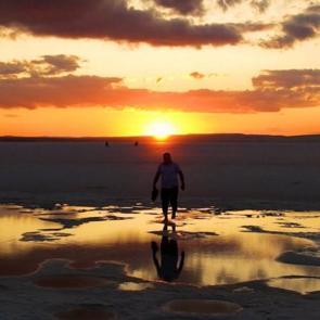 Tuz örtüsüyle bütünleşen kızıl gökyüzü: Benzersiz kadrajlara sahne oluyor!