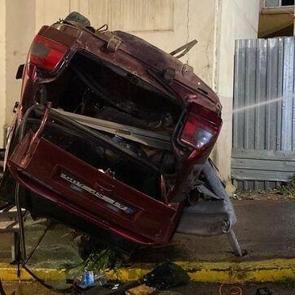 80 metre sürüklendi bariyerlerde asılı kaldı: 2 kişi öldü!