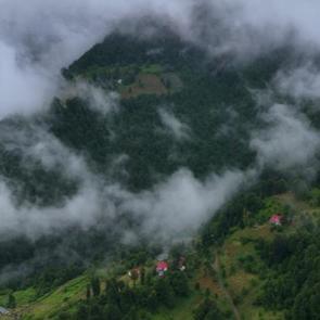 Dağların arasından süzülen sis! Bu yaylanın seyrine doyum olmuyor