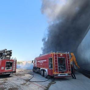Fabrika bahçesinde yangın; 2 işçi dumandan etkilendi
