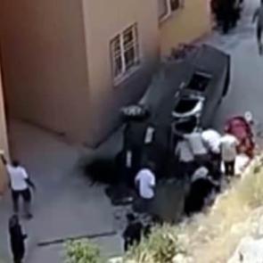 Hafif ticari araç sitenin bahçesine düştü