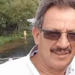 Kamyonundan düşen tomrukların altında kalıp öldü