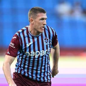 Trabzonspor'un yıldızından s&uuml;rpriz imza! Kamptan ayrıldı