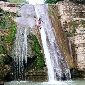 Yürekleri ağza getiren eğlence: 20 metrelik şelaleden suya dalıyorlar