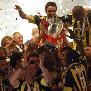 17 yıl &ouml;nce Fenerbah&ccedil;e'de oynuyordu: 44 yaşında 7. Lig ekibine imza attı