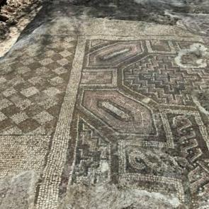 Diyarbakır’da mezar kazısında Haçlı Davud Yıldızı mozaiği bulundu