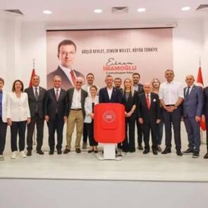 Atatürk'ün posterinin yerine İmamoğlu'nun resmini astılar! "Her yerden kaldırıyorlar"