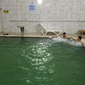 Bu keyif sıcak dinlemiyor! İnsanları resmen çamura gömüyorlar