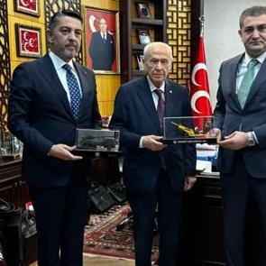 Bah&ccedil;eli, "G&ouml;kb&ouml;r&uuml;" hava savunma sistemlerinin &uuml;reticisi G&uuml;nay &Ouml;nder&rsquo;i kabul etti