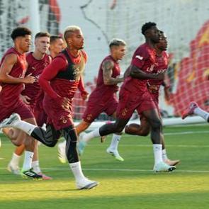Galatasaray, yeni sezon hazırlıklarını s&uuml;rd&uuml;rd&uuml;