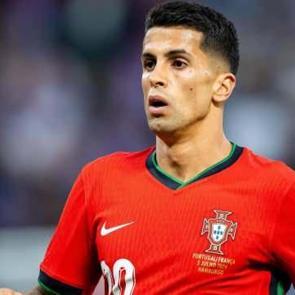 Fenerbah&ccedil;e'ye 145 milyon euroluk sağ bek! Mourinho i&ccedil;in maaşında indirim yaptı