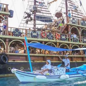 Lüks yatlardaki tatilciler yollarını gözlüyor: Denizin ortasında sıcak sıcak satıyorlar