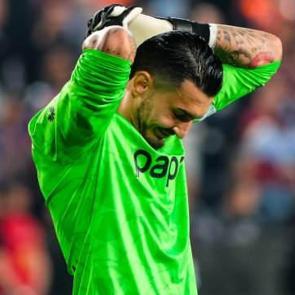 Ne Fenerbah&ccedil;e'ye ne Galatasaray'a yar oldu: Ailesiyle yeni evine gitti