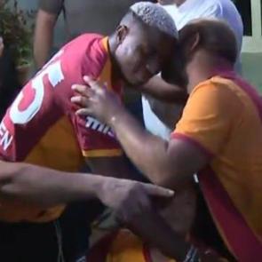 Osimhen ayağının tozuyla g&ouml;n&uuml;lleri fethetti! Engelli taraftara jest