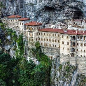 S&uuml;mela Manastırı: Karadeniz'in sarp kayalıklarındaki tarihi inci