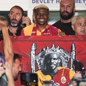 Victor Osimhen İstanbul'a geldi! Binlerce taraftar karşıladı