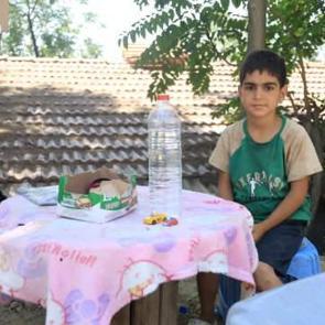 Yaşı küçük diye sanayiye alınmadı, astığı pankartla yüzleri güldürdü