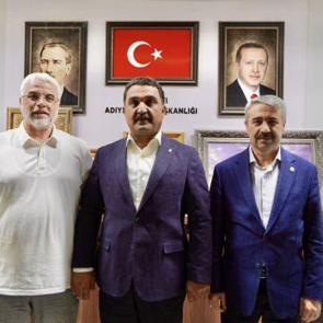 Yeniden Refah'ta bir istifa daha! Yeni partisinin rozetini taktı