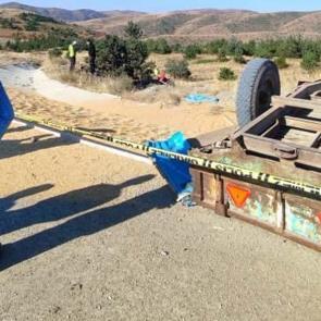 Buğday yüklü traktör devrildi, 2 kişi öldü