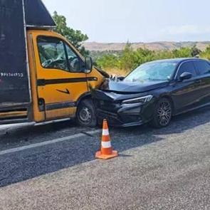 Bursa’da otomobil ile kamyonet kafa kafaya çarpıştı; 6 yaralı