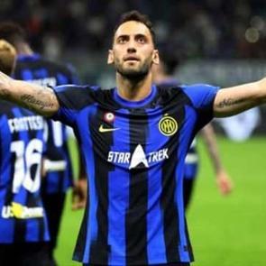 Hakan &Ccedil;alhanoğlu 'Nezaketen g&ouml;r&uuml;şt&uuml;m' diyerek hayalindeki takımı a&ccedil;ıkladı