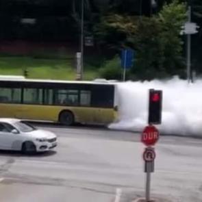  İETT otobüsünden çıkan beyaz duman sürücülere zor anlar yaşattı