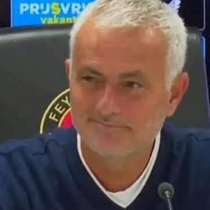 Mourinho'dan basın toplantısında Fenerbah&ccedil;e taraftarlarını sinirlendiren hareket