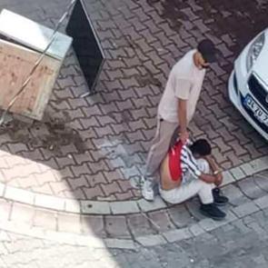 Sokakta otururken suç makinesini yakaladı! 