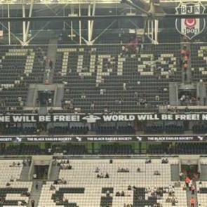 Beşiktaş taraftarından Filistin'e &ouml;zel pankart!