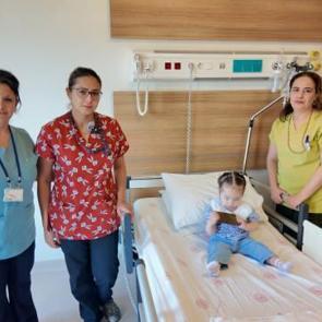 8 aylık bebeğin b&ouml;breğindeki kocaman taş par&ccedil;alandı