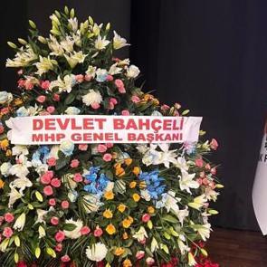 Bah&ccedil;eli'den AK Parti'ye anlamlı &ccedil;i&ccedil;ek
