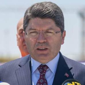 Bakan Tun&ccedil;'tan &Ouml;zg&uuml;r &Ouml;zel'e sert s&ouml;zler: CHP yalan merkezine d&ouml;nm&uuml;ş durumda