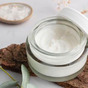 Evde Doğal El Kremi Yapımı: Balmumu ve Zeytinyağı ile Besleyici Bakım