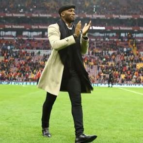 Galatasaray 'kule' gibi stoperi alıyor: Drogba araya girdi, bir s&ouml;z&uuml; yetti