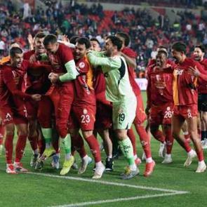 Galatasaray'da ayrılık resmileşti: Yıldız isim yeni takımının formasını giydi