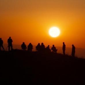 G&uuml;neşin doğuşunu izlemek i&ccedil;in &ccedil;ıkıyorlar! 2 bin 700 rakımdaki eşsiz manzara