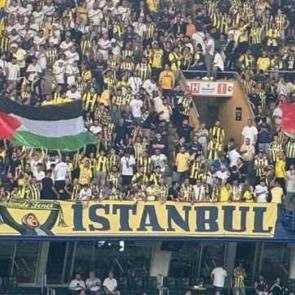 Kadık&ouml;y'de unutulmaz an: Fenerbah&ccedil;e taraftarı Filistin'i unutmadı
