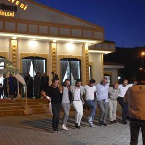 G&uuml;m&uuml;şhane'de 500 &ccedil;ift '&uuml;cretsiz salon' hizmetiyle evlendi