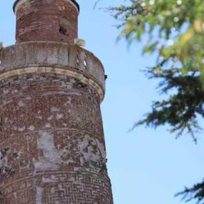 Pisa Kulesi’nden daha eğri: Bu minare görenleri şaşırtıyor